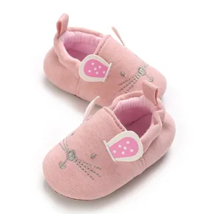 Detailansicht der rosa Baby-Socken mit Mausegesicht und weicher Sohle für drinnen