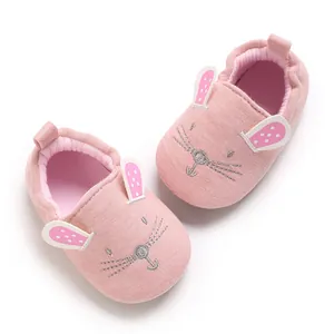 Nahaufnahme von süßen rosa Baby-Laufsocken mit einem gestickten Hasengesicht-Motiv
