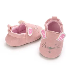 Detailansicht pinkfarbene Baby-Lernlaufsocken mit niedlichen Mausohren