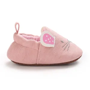 Seitenansicht Detail rosa Cartoon Maus Baby Laufschuh mit weicher rutschfester Sohle