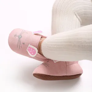 Nahaufnahme von rosa Baby-Boden-Socken mit süßem Hasengesicht und weicher Antirutschsohle