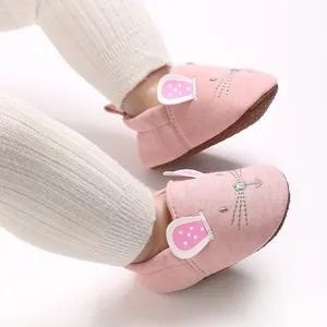 Niedliche rosa Baby-Bodensocken mit Comic-Hasenohren und weicher Anti-Rutsch-Sohle für Babys.
