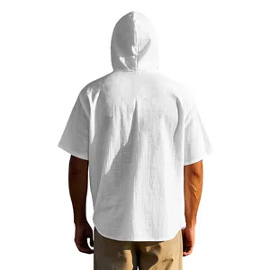 Rückansicht eines weißen Herren-Kurzarm-Leinen-T-Shirts mit Kapuze und atmungsaktivem Stoff