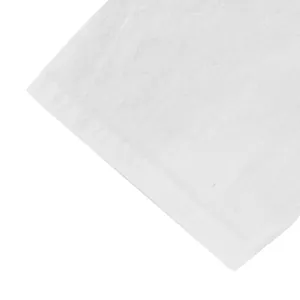 Nahaufnahme der weißen atmungsaktiven Leinenstoffstruktur für Herren-Sommer-Kapuzen-T-Shirt