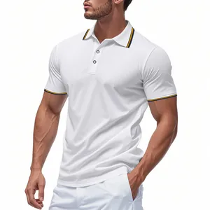 Détail d'un polo blanc à séchage rapide avec col rayé porté par un modèle homme