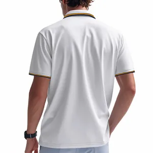 Vue arrière d'un polo blanc avec des garnitures rayées bleu marine et jaune