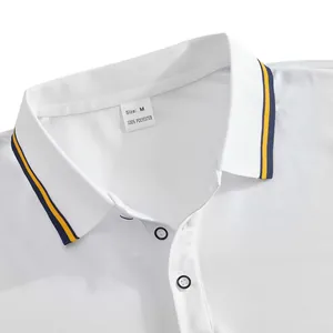 Gros plan détaillé du col d'un polo blanc en maille avec rayures bleu marine et jaunes