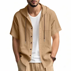 Detailansicht von legerem Leinen-Kapuzenhemd für Herren in Khaki mit Kordelzug-Detail.