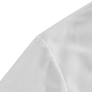 Vue macro du tissu en maille blanche respirante et couture d'un polo pour hommes