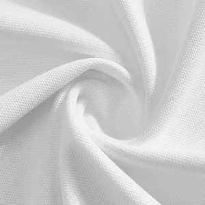 Détail macro montrant la texture du tissu en maille blanche respirante du polo homme