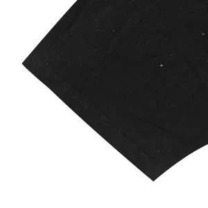 Nahaufnahme der schwarzen Leinenstofftextur und Nähte an einem Herren-Kapuzenshirt