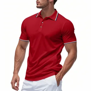 Gros plan d'un polo en mesh rouge avec des bords rayés sportifs au col et manches