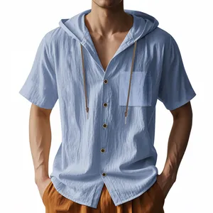 Detailaufnahme eines hellblauen Leinenkapuzenshirts mit Kordelzug und einer Brusttasche.