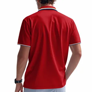 Vue arrière détaillée d'un polo homme rouge en maille avec détails de col rayés bicolores