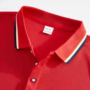 Détail d'un polo rouge à séchage rapide pour homme avec col rayé et texture mesh