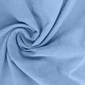 Detaillierte Makroansicht der hellblauen, atmungsaktiven Leinenstoffstruktur für Herren-T-Shirts