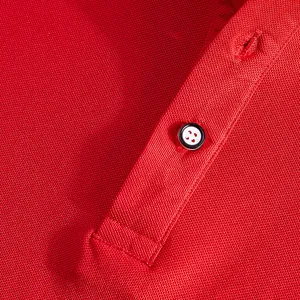 Détail macro d'un polo en maille rouge respirant avec patte de boutonnage