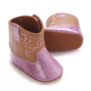 Gedetailleerd overzicht van glitter baby loopschoentjes met bloemenborduurwerk voor meisjes