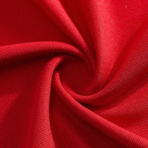 Gros plan détaillé du tissu en maille rouge respirant pour polo de sport homme