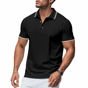 Détail en gros plan d'un polo en maille noir pour homme avec col à rayures fines
