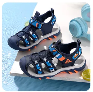 Zijaanzicht van blauwe kindersandalen met camouflagebandjes en opvallende oranje accenten