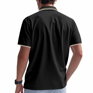 Vue arrière d'un polo noir pour homme à séchage rapide avec détails rayés au col