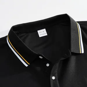 Vue détaillée d'un col de polo noir en maille avec rayures et étiquette de taille