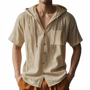 Nahaufnahme eines beigen Leinenhemdes für Herren mit Kapuze, Kordelzug und Tasche.