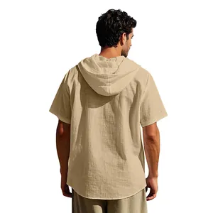 Detailansicht der Rückseite des atmungsaktiven Leinen-Kurzarm-Kapuzenshirts für Herren