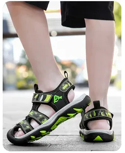 Detail van camouflage sandalen voor kinderen met antislipzool en zijaanzicht