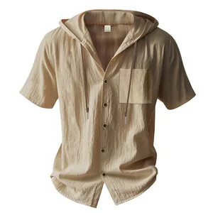 Detailierte Textur des khakifarbenen Kurzarm-Leinen-Kapuzenshirts mit Tasche und Seil
