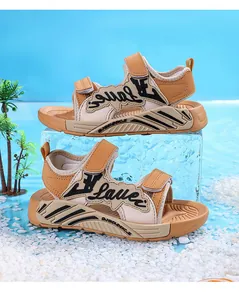 Vue détaillée de sandales de sport pour garçons avec brides et semelle antidérapante
