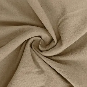 Makro-Detail der atmungsaktiven beigefarbenen Leinenstofftextur für Herren-Sommer-T-Shirt