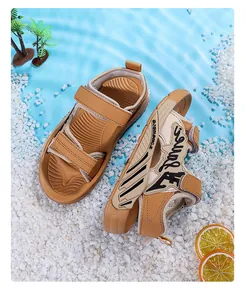 Vue détaillée des sandales de plage marron pour garçons sur un décor de plage
