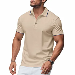 Détail du polo de golf beige en maille avec col rayé contrasté porté par un mannequin homme