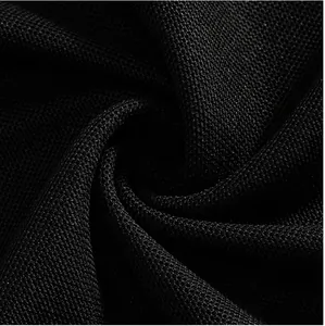 Gros plan haute résolution sur le tissu mesh noir respirant pour polos de sport à séchage rapide.