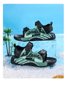 Vue détaillée des sandales d'été pour garçons en noir et vert avec sangles velcro.