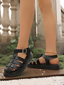 Nahaufnahme der schwarzen, gewebten römischen Sandalen mit geschlossener Zehenpartie.