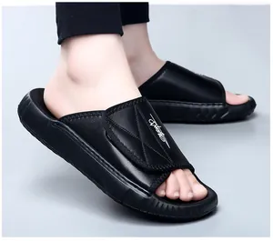Détail de pantoufles pour hommes en cuir noir de qualité avec semelle épaisse en EVA