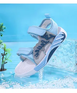 Vue détaillée sandales de sport bleues pour garçons avec semelles souples