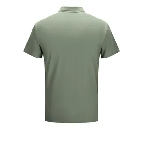 Vue arrière d'un polo de golf respirant à séchage rapide haut de gamme vert sauge