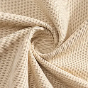 Détail macro du tissu en maille respirant pour polo beige à séchage rapide pour homme