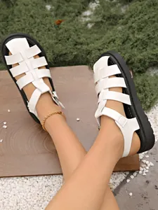 Detailansicht dieser weißen geflochtenen Ledersandalen mit dicker schwarzer Sohle