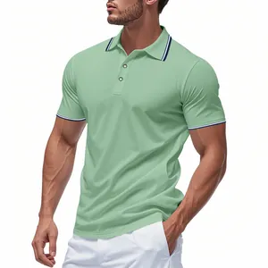 Détail d'un polo homme en maille vert clair à séchage rapide avec rayures
