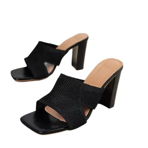 Elegantes sandalias de punto negro con tacón grueso y diseño moderno de punta cuadrada
