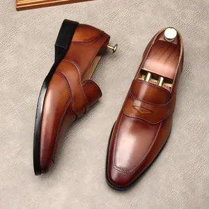 Klassische braune Herren-Loafer aus echtem Leder mit einem polierten Patina-Finish