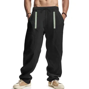 Detailansicht der schwarzen lockeren Leinen-Freizeithose für Herren mit Akzenten.