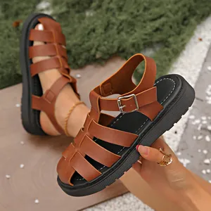 Vintage braune geflochtene Fischer-Sandalen mit dicker schwarzer Gummisohle für Damen