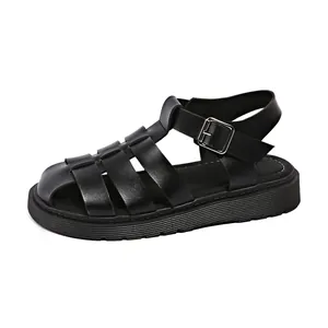 Retro schwarze geschlossene Fischersandalen mit dicken Plateausohlen und Schnalle