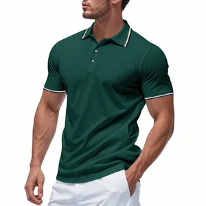 Gros plan d'un polo de golf en mesh vert foncé pour hommes avec col rayé détaillé